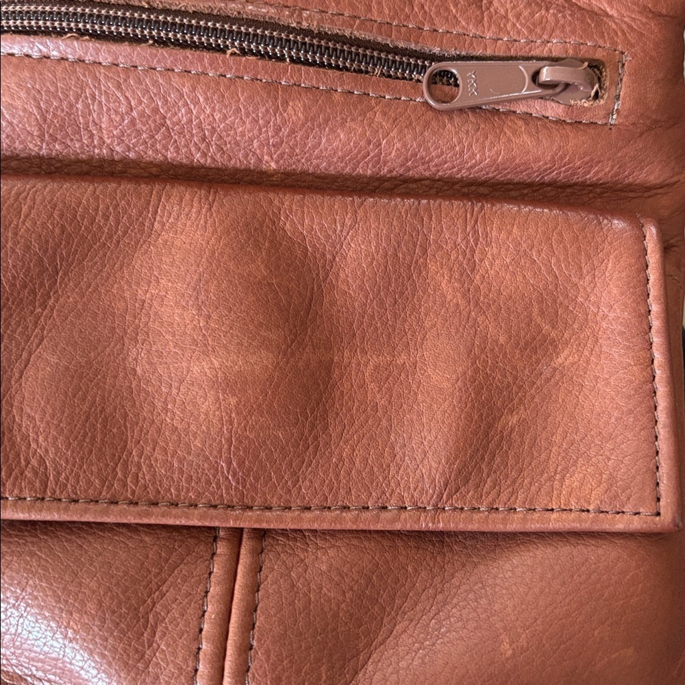 VICTORIA LEATHER CO vintage leather crossbody bag, medium brown. - Picture 8 of 9